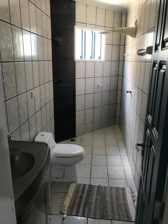  Casa de praia em condomínio fechado com piscina própria