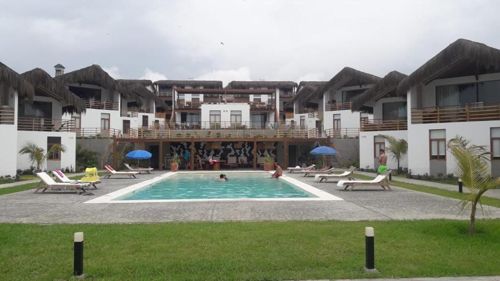 a swimming pool in the middle of a resort at PARADISE EN VICHAYITO II in Vichayito