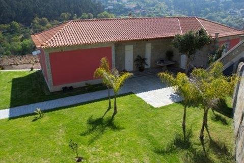 una vista aérea de una casa con patio en Casa de Lemos en Sobradelo da Goma