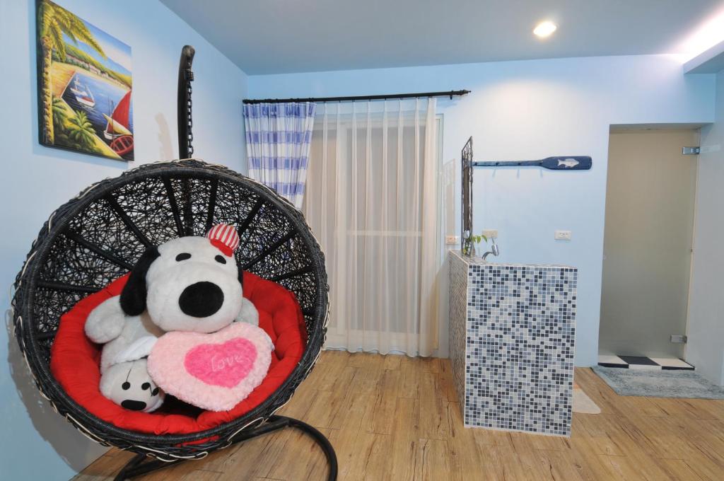 a basket filled with stuffed animals and a pink heart at Lotus Hostel Beicheng Zhuang in Luodong
