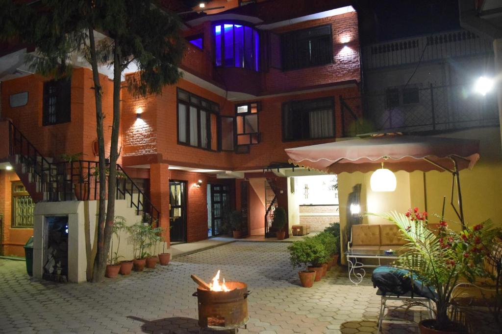 a courtyard of an apartment building at night at Hotel Siraaj in Pātan