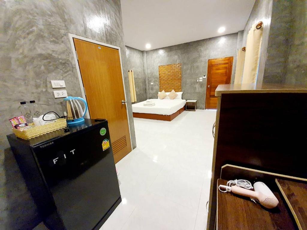 宗通縣的住宿－B-tel Chomthong resort Chiang mai，客房设有带水槽和卫生间的浴室