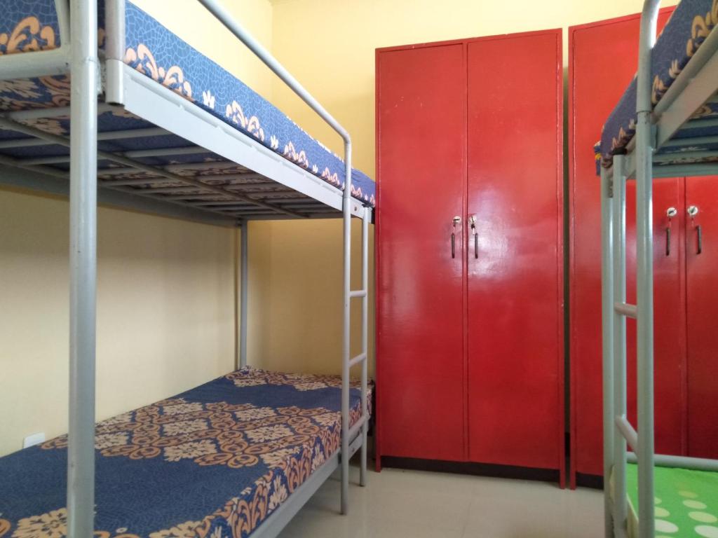 Palanda nebo palandy na pokoji v ubytování Eurich Ladies Dormitory