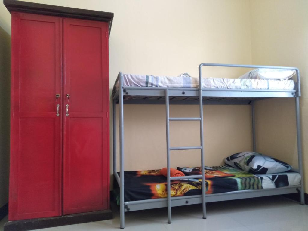 Palanda nebo palandy na pokoji v ubytování Eurich Ladies Dormitory