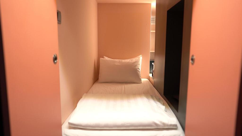 Postel nebo postele na pokoji v ubytování CapsuleTransit Airside KLIA T2 - Airport Hotel - International Departure near to Transit Hall, Gate Q