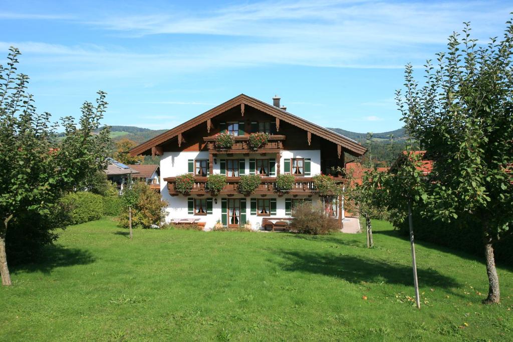 ein großes Haus mit Pflanzen an der Vorderseite in der Unterkunft Landhaus Fürberger in Anger