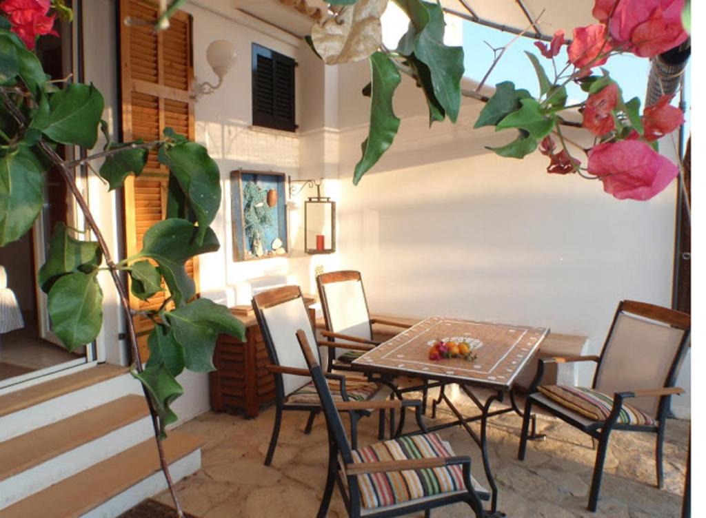A seating area at carpe Diem