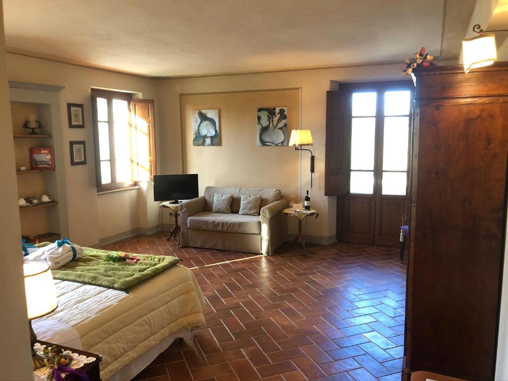 Televízia a/alebo spoločenská miestnosť v ubytovaní La Cantina Relais - Fattoria Il Cipresso