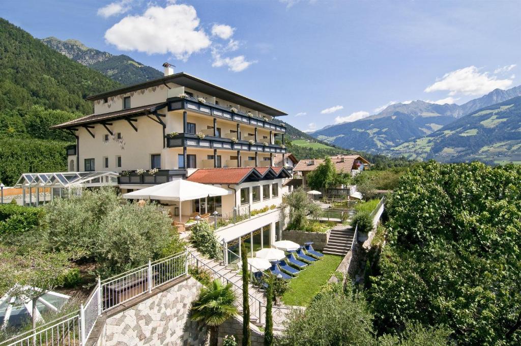 un hotel con vistas a las montañas en Alpentirolis, en Tirolo