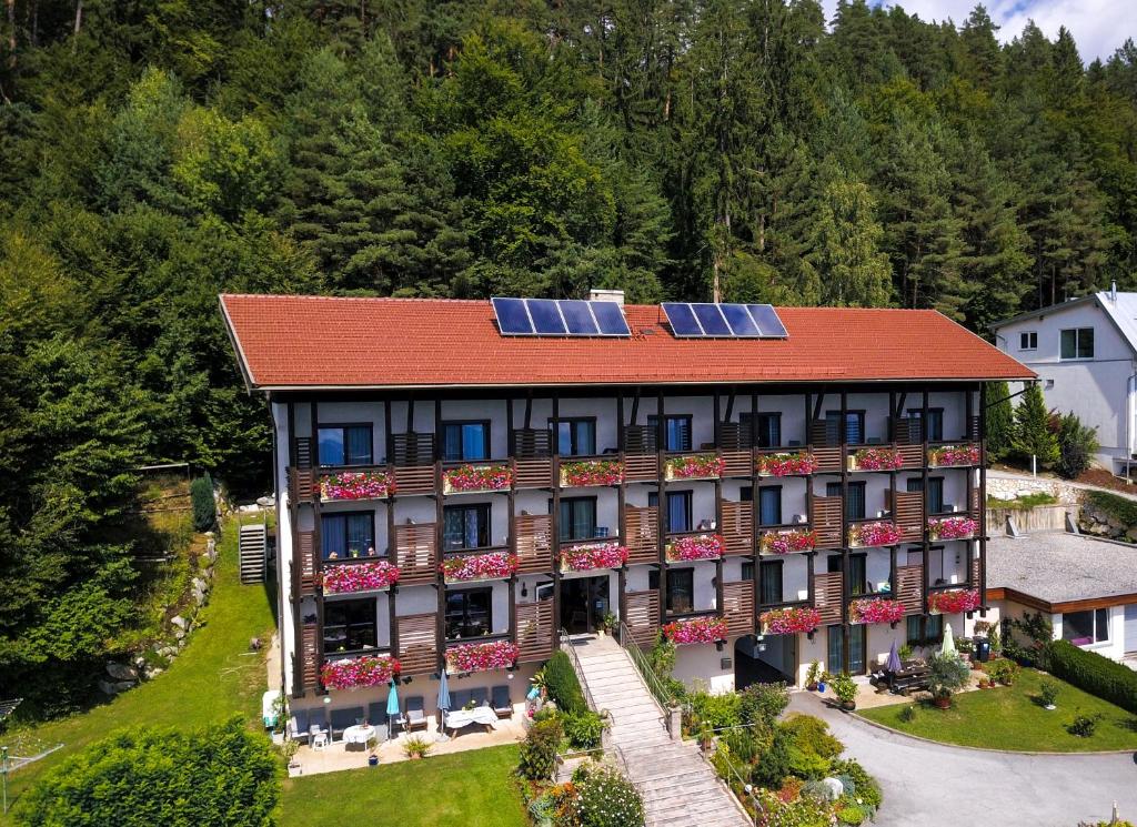 an aerial view of a hotel with solar panels on its roof at Hotel Garni Frühstückspension Neff in Velden am Wörthersee