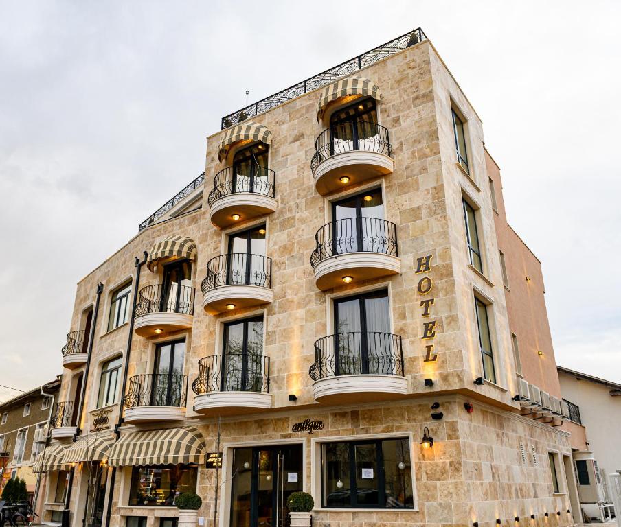 - un bâtiment avec des balcons sur le côté dans l'établissement Antique Boutique Hotel, à Pavel Banya