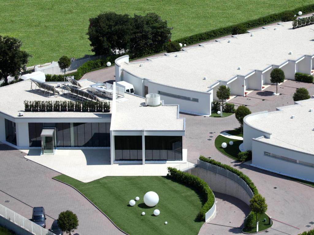 widok z góry na duży biały budynek w obiekcie Pineta Hotel w mieście Monsano