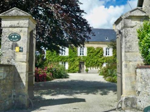 an entrance to a house with a driveway at Roulage Ferme 18ème Normandie Plage in Longueville