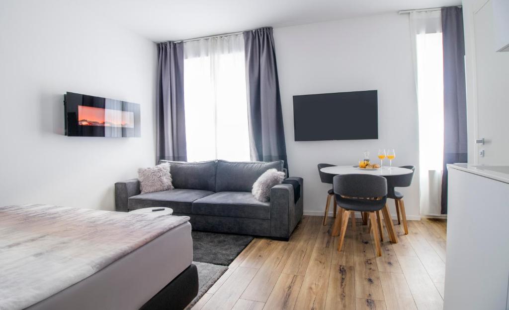 uma sala de estar com um sofá e uma mesa em Main Square Modern Apartments em Zagreb