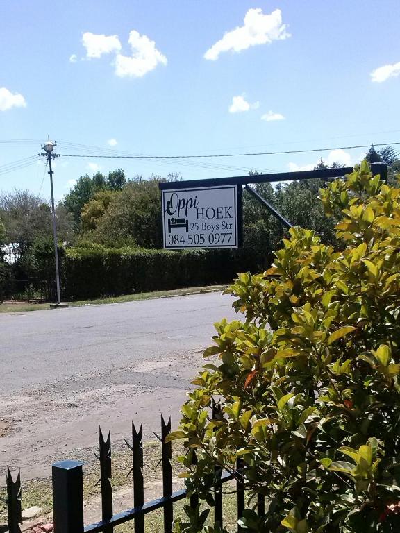 ein Schild für ein Hotel am Straßenrand in der Unterkunft Oppihoek in Harrismith