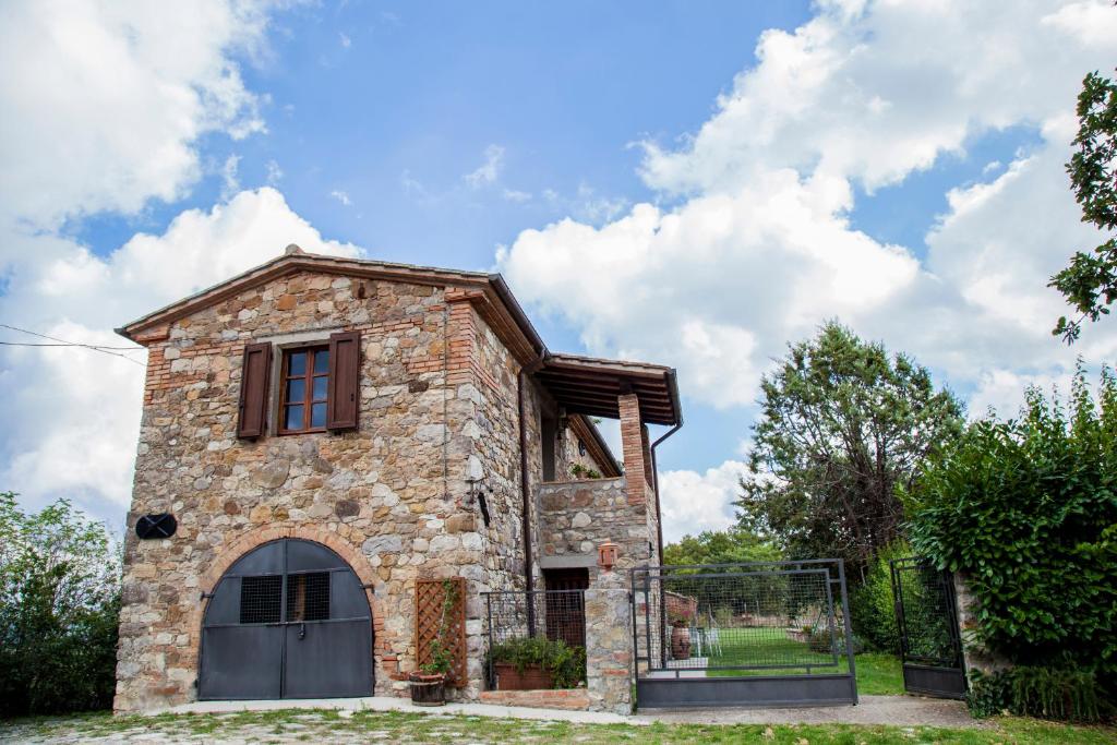 una vieja casa de piedra con una puerta delante en Casale Pian di Fratta, en Fabro