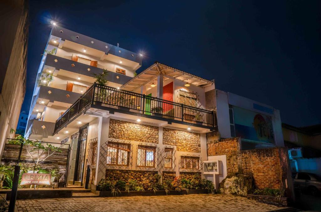 a building with a balcony on the side of it at Brixia Cafe & Guest in Galle