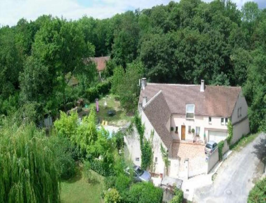 una vista aérea de una casa en el bosque en Le Jardin des Roches, en Moigny
