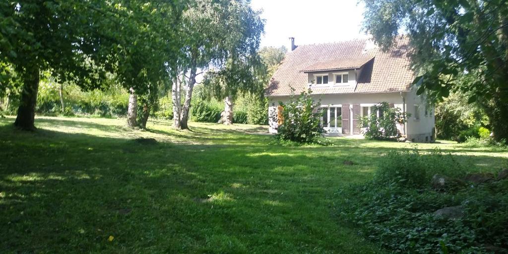 a house in the middle of a yard with trees at Villa - Coulommiers - Parcs des félins - Provins in Saints