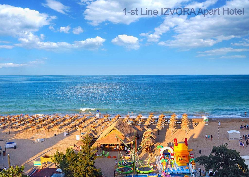 金沙的住宿－1-st Line Izvora Sea View Apartments on Golden Sands，海滩上放着一把遮阳伞,大海