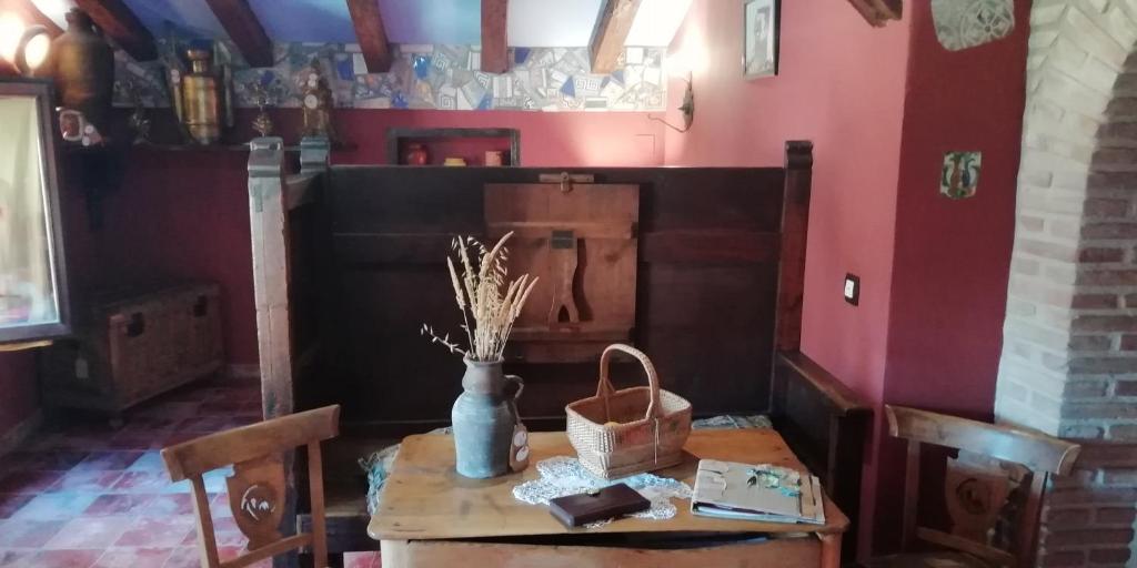 una mesa con un jarrón en una habitación en Casa Aljez, en Calatayud