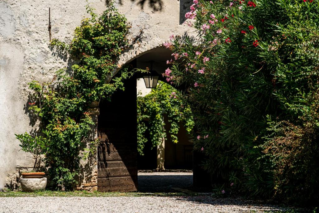 una entrada a un edificio con flores y plantas en Agriturismo Le Chiusure, en San Felice del Benaco