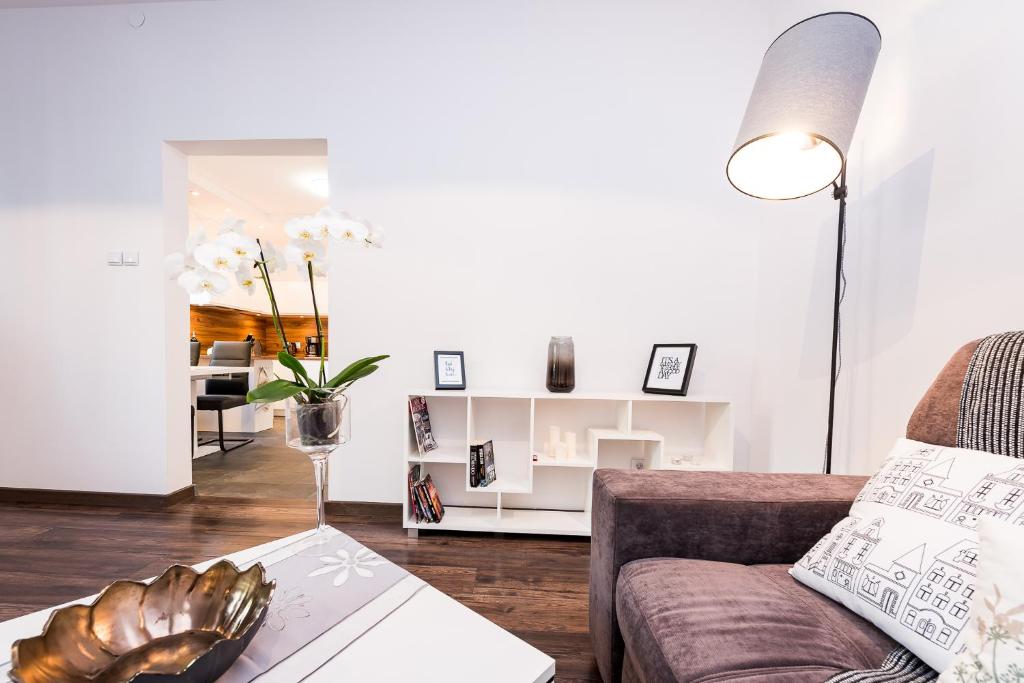 uma sala de estar com um sofá e uma mesa em Stylowy apartament em Katowice