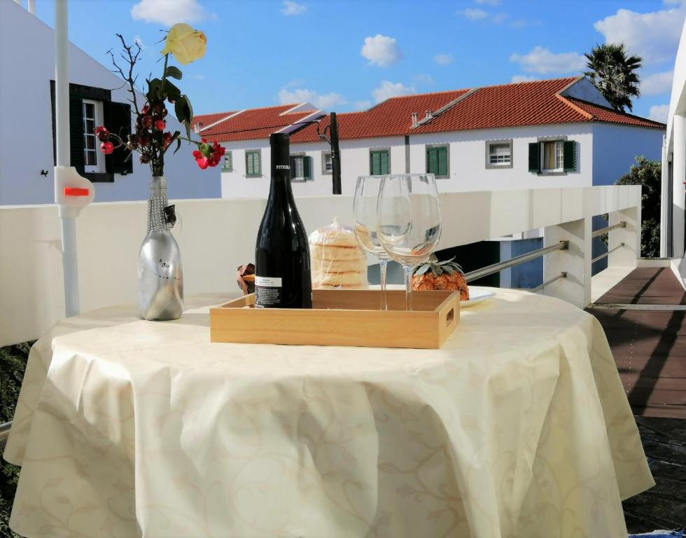 リベイラ・グランデにあるSurf & Guest Lorena´s Houseのテーブル(ボトル2本、ワイングラス付)