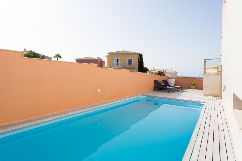 una piscina in cima a un edificio di Modern House With Private Swimming Pool a El Médano