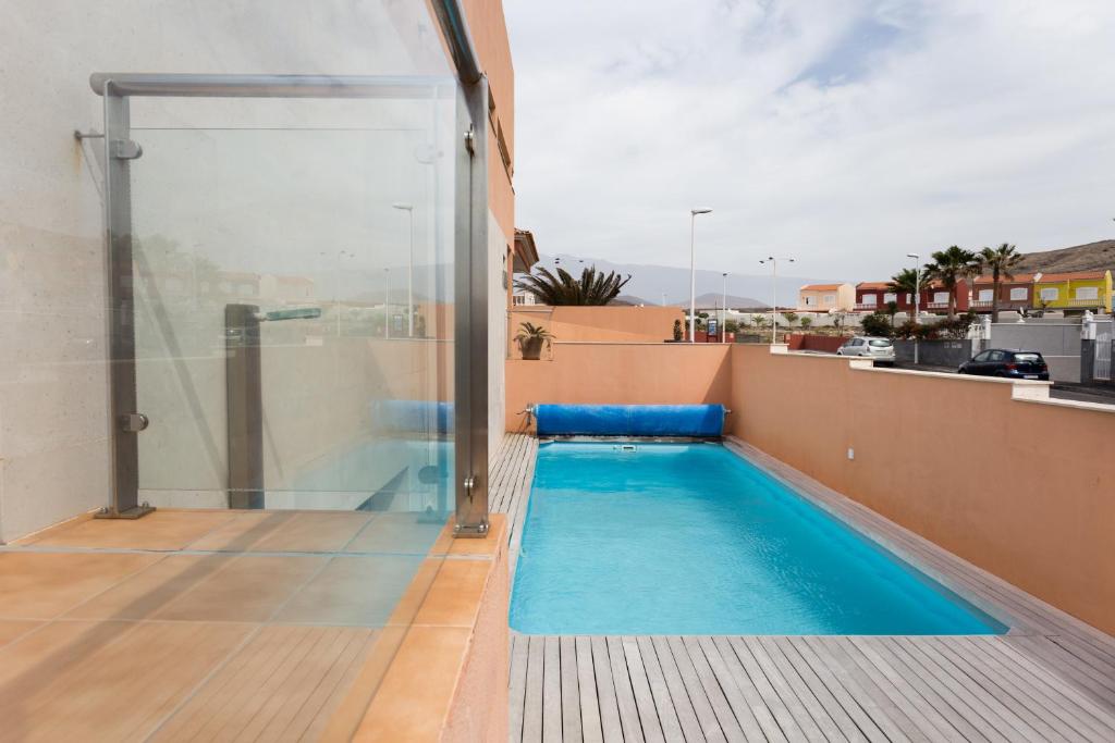 Bazén v ubytovaní Modern House With Private Swimming Pool alebo v jeho blízkosti