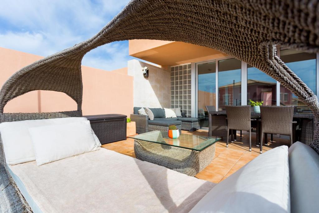 Posedenie v ubytovaní Modern House With Private Swimming Pool