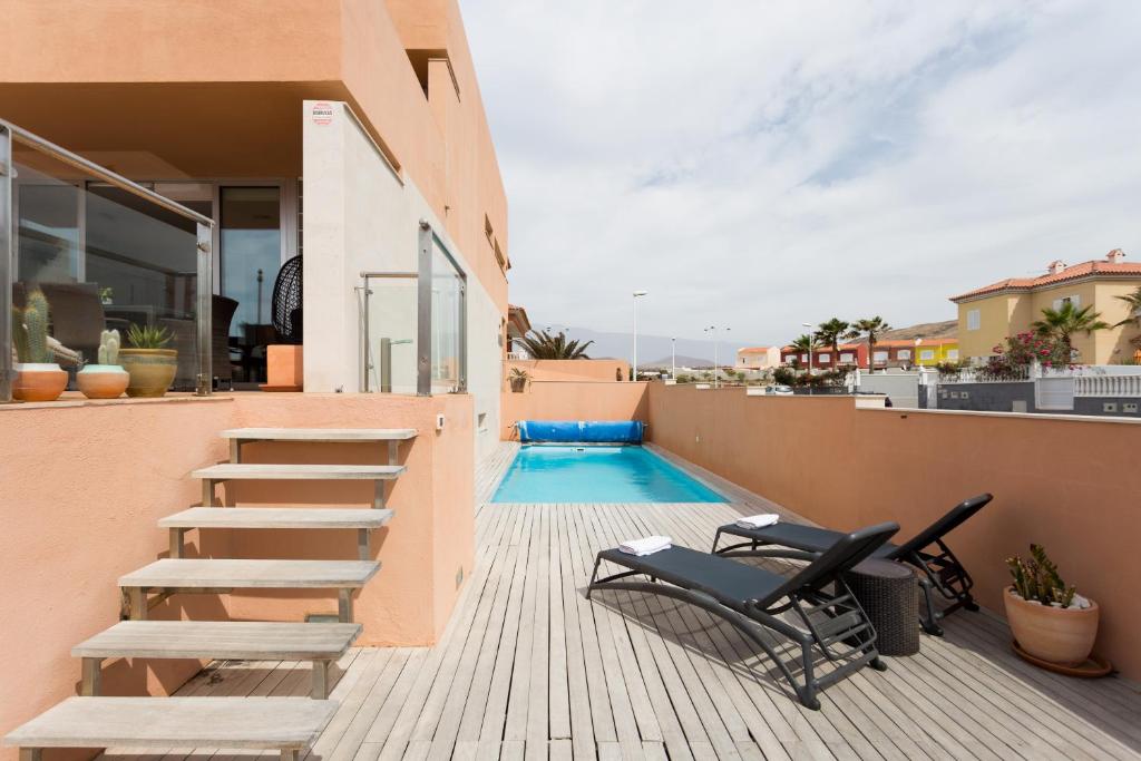 Bazén v ubytovaní Modern House With Private Swimming Pool alebo v jeho blízkosti