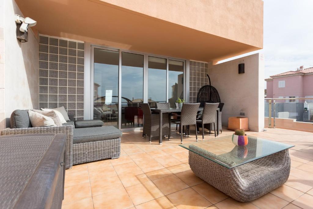 Posedenie v ubytovaní Modern House With Private Swimming Pool