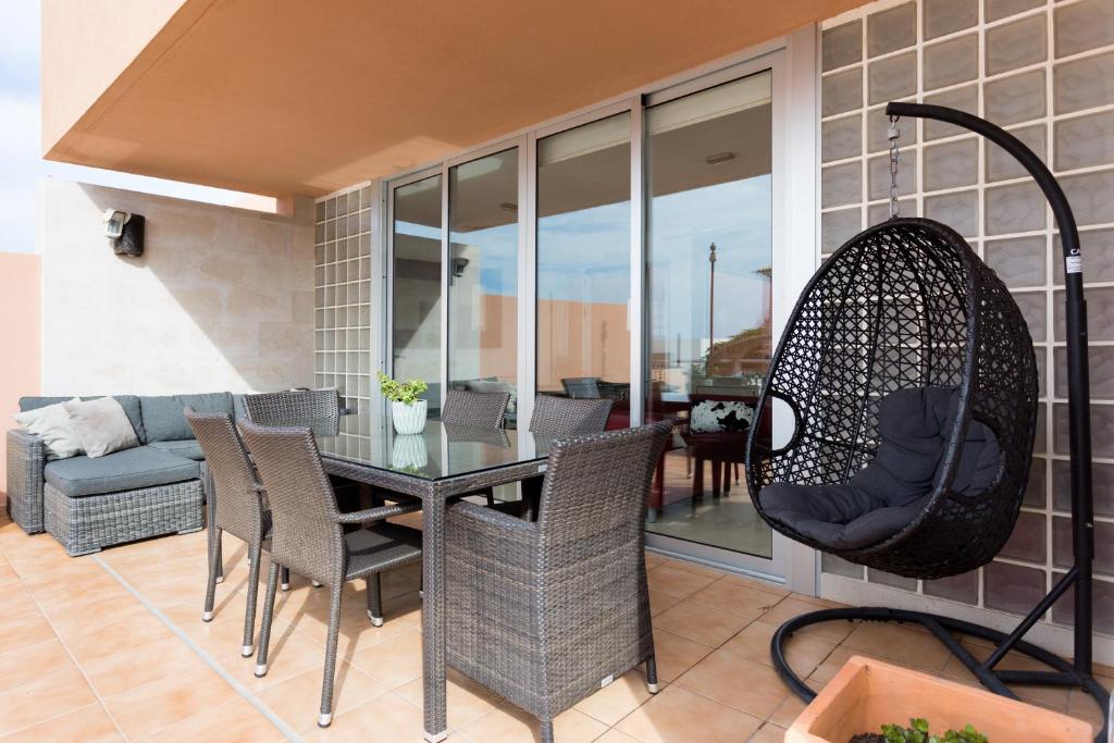 Posedenie v ubytovaní Modern House With Private Swimming Pool