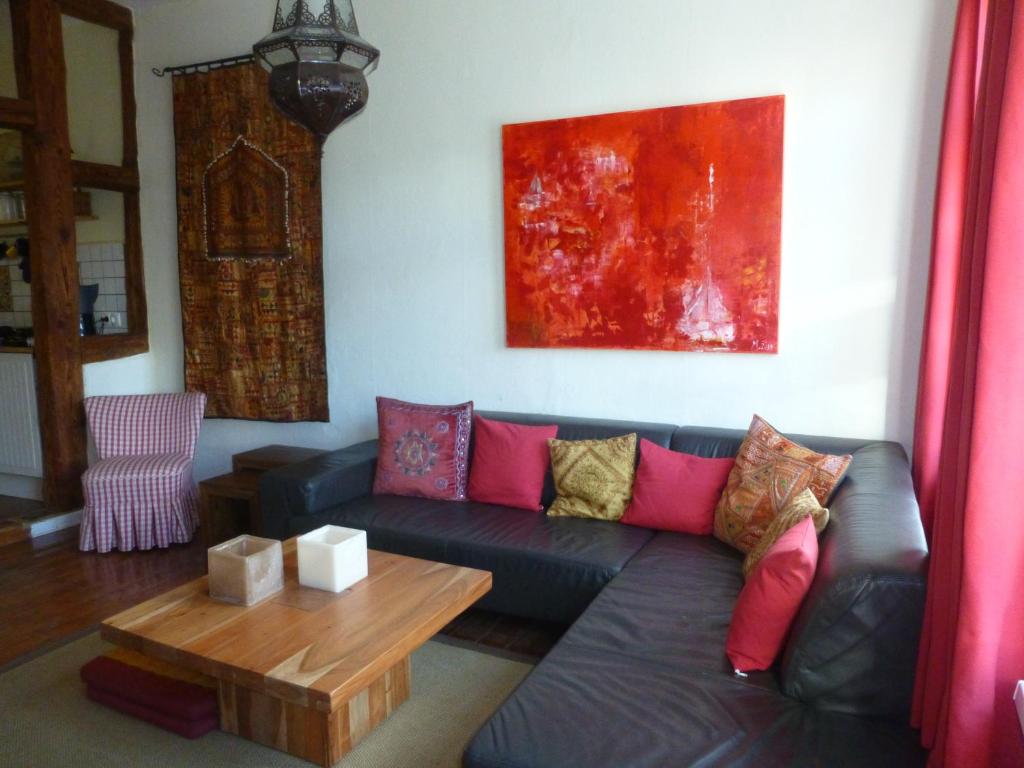 uma sala de estar com um sofá e uma mesa em Altes Fischerhaus em Plau am See