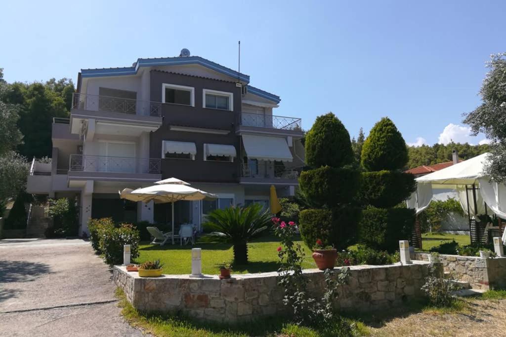 een villa met uitzicht op het huis bij PARaDiSo in Ormos Panagias