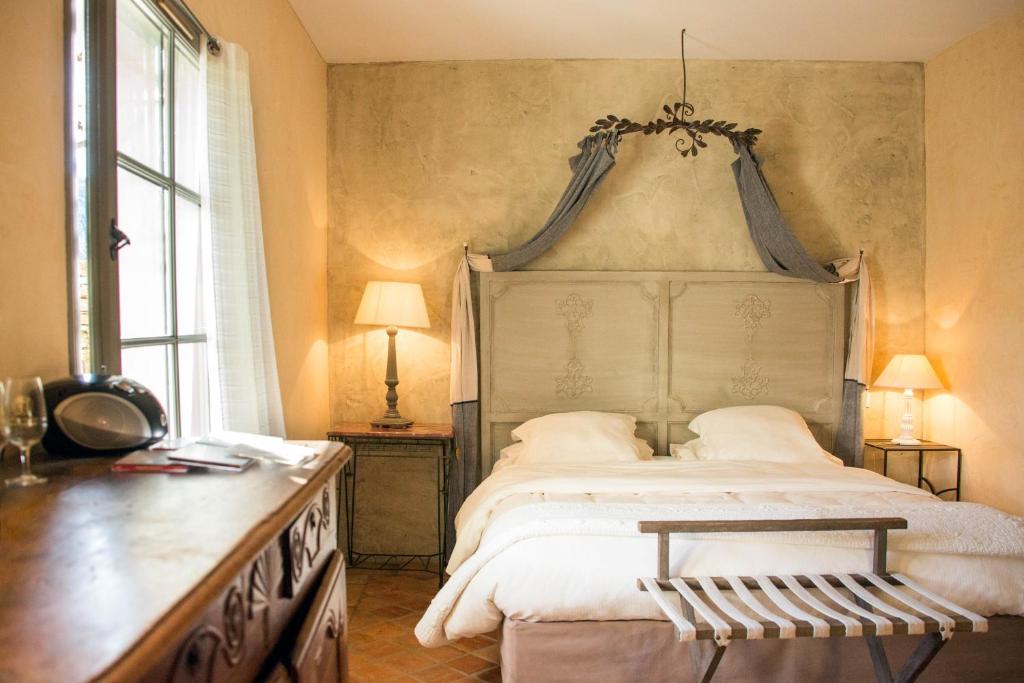 Postel nebo postele na pokoji v ubytování Hôtel-Spa Le Saint Cirq