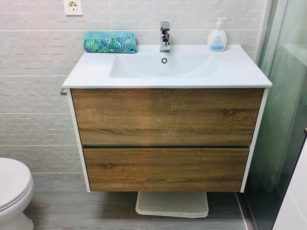 ein Badezimmer mit Waschbecken und Toilette in der Unterkunft Apartamento Santa Pola"The Guitar" 300 m de la playa in Santa Pola
