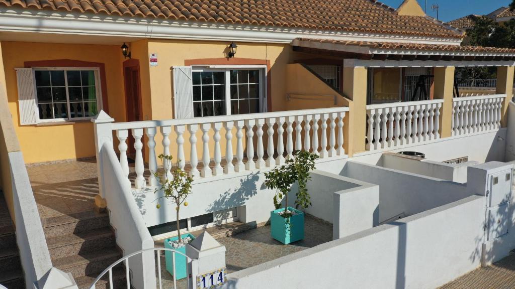 a house with a white railing and a balcony at Apartamento Havana in Los Nietos