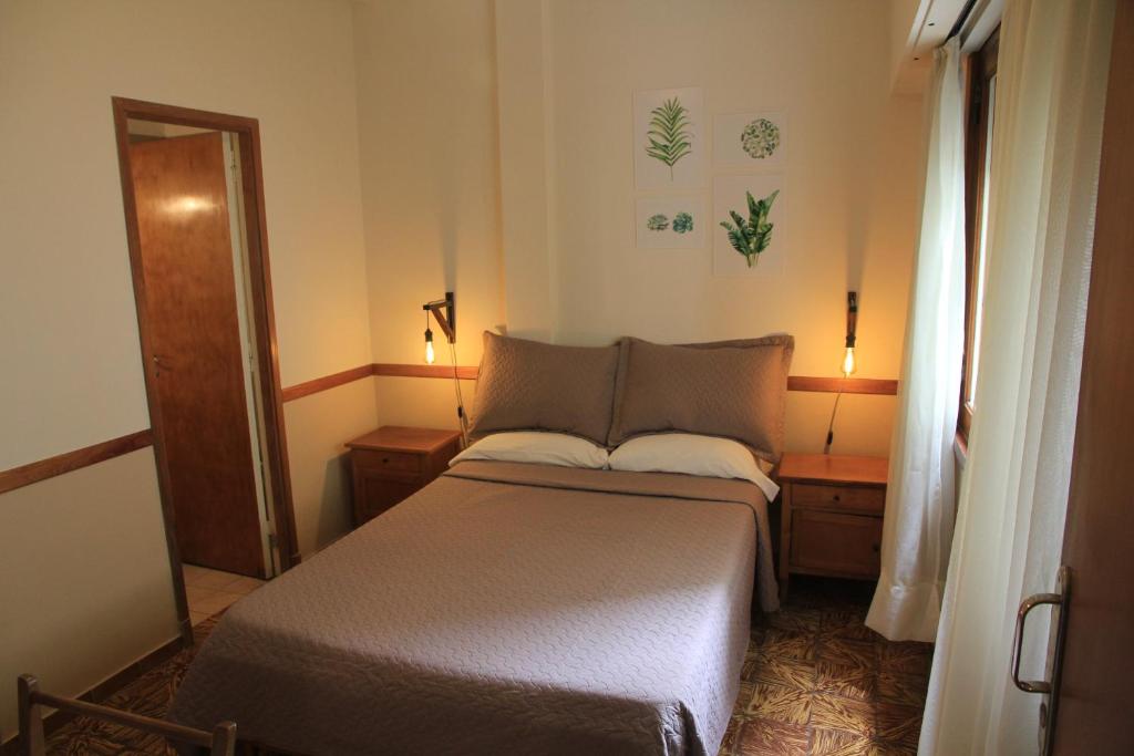 1 dormitorio pequeño con 1 cama y 2 mesitas de noche en Hotel O Sole Mio en Mar del Plata