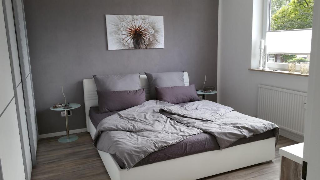 um pequeno quarto com uma cama com lençóis roxos em Ferienwohnungen Fuchs em Duisburg
