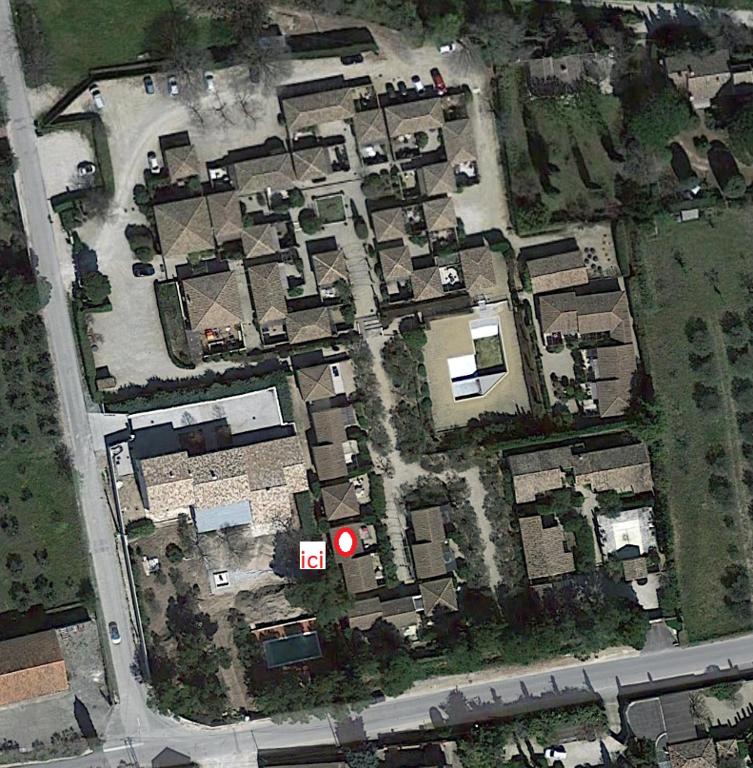 - une vue aérienne sur une ville avec des maisons dans l'établissement Le Mazet De Lélé, à Saint-Rémy-de-Provence