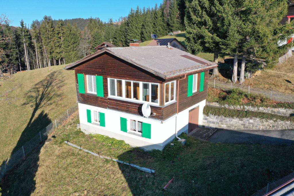 uma pequena casa no topo de uma colina em Ferienhaus Fernblick em Fraxern