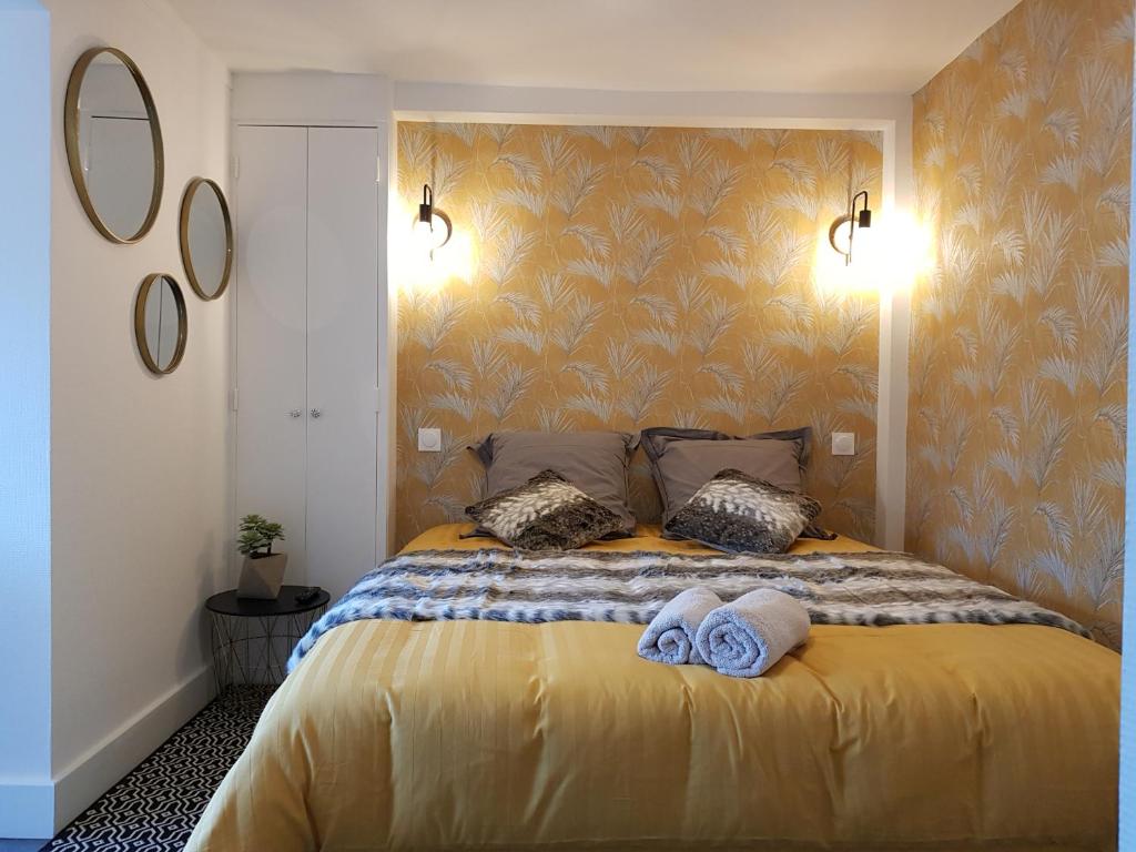 - une chambre avec un lit et 2 serviettes dans l'établissement Le P'tit gousset, à Donville-les-Bains