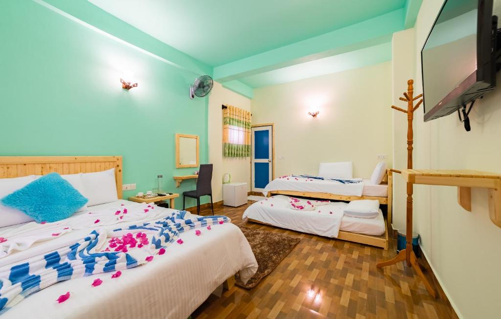 Postel nebo postele na pokoji v ubytování Olhumathi View Inn