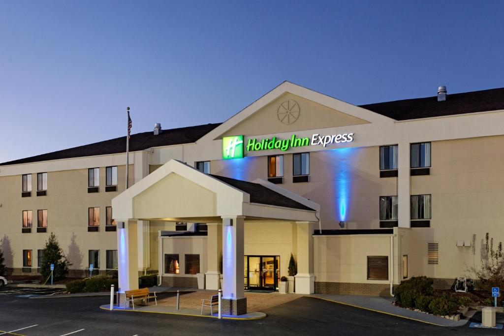 ein Rendezvous eines Urlaubsgasthofs Express-Hotels in der Unterkunft Holiday Inn Express Metropolis, an IHG Hotel in Metropolis