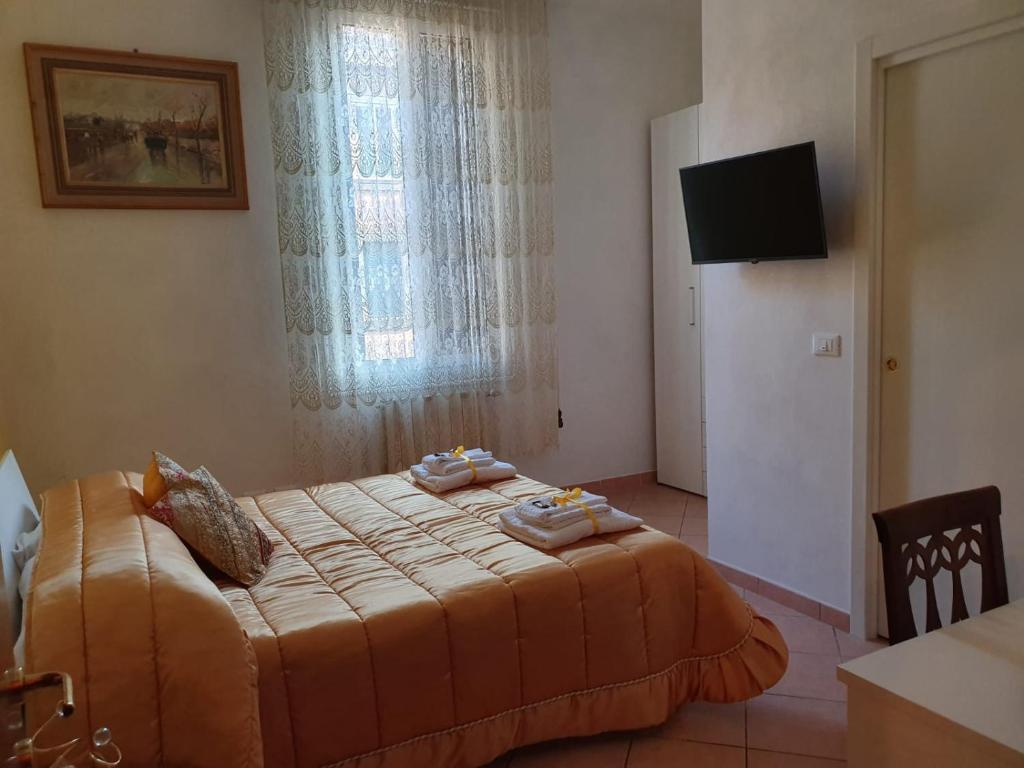 1 dormitorio con 1 cama con toallas en Liluna en Bolonia