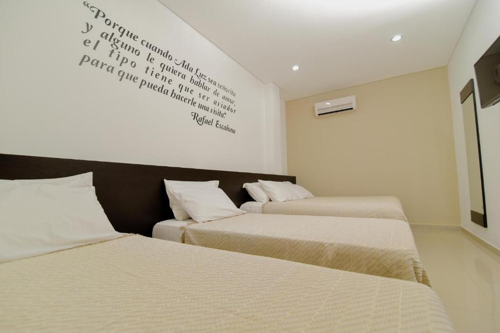 Postel nebo postele na pokoji v ubytování Hotel Maranata Valledupar