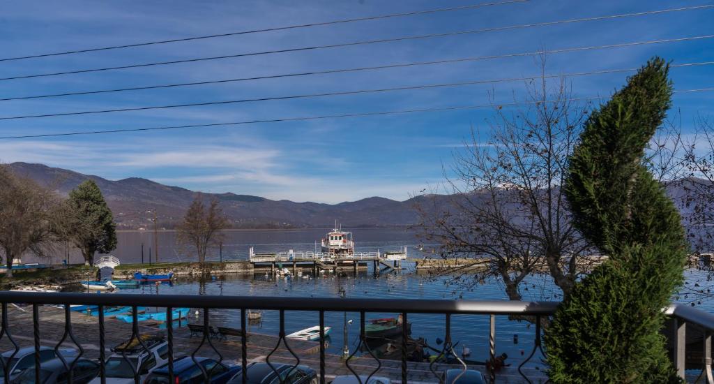 przystań nad jeziorem z łodzią w wodzie w obiekcie Voria Paralia w mieście Kastoria