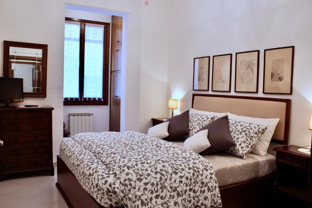 1 dormitorio con 1 cama y TV en Ca' All'Arco en Venecia